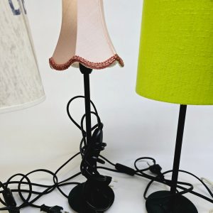 Blandat parti bordslampor och taklampa – charmig inredning för ditt hem!