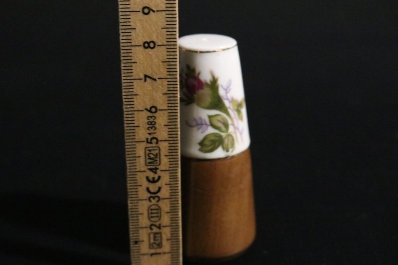 Unik Vintage Pepparkvarn i Trä och Porslin – Klassisk Design