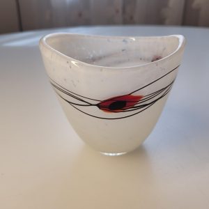 flerfärgad skål, troligen Johansfors Glasbruk