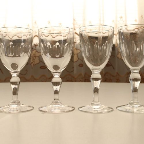 Supersöta, handblåsta och olivslipade glas. De är 11 cm höga och 4,5 cm i diam