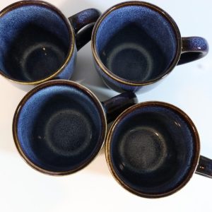 4 blå koppar i glaserad keramik