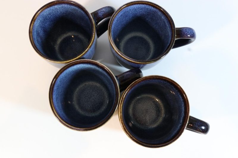 4 blå koppar i glaserad keramik