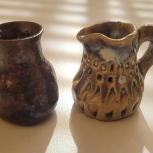 Miniatur vaser, kannor ljusstake i mässing