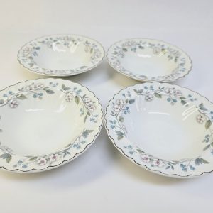 Charmig Staffordshire Gris-Kanna med Vintage Design