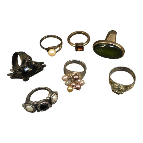 Elegant samling av 7 unika ringar – vintage och moderna stilar