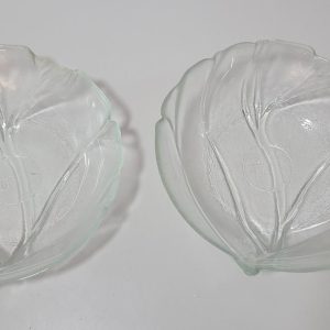 Ett par Salladsskålar i klart glas, kålblad design