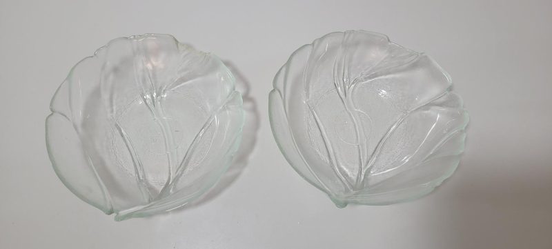 Ett par Salladsskålar i klart glas, kålblad design