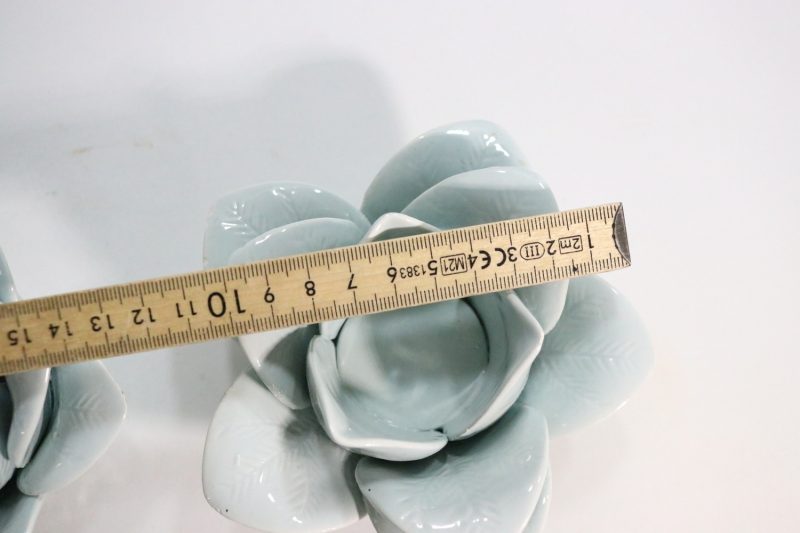 Vackra Porslinsblommor – En Elegant Detalj för Ditt Hem