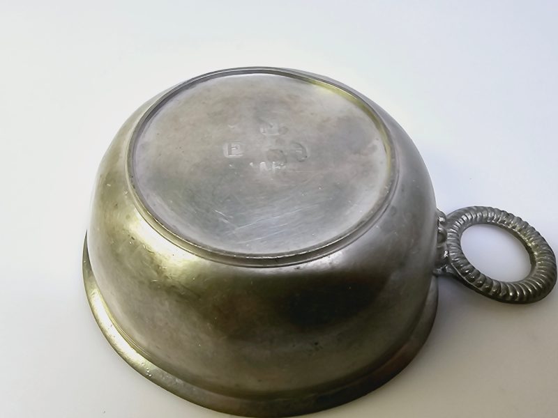 Antik tennkåsa – Tidlöst hantverk från 1800/1900-talet, Ø12 cm