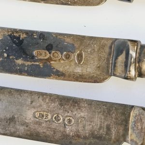 Charmigt set med 5 antika knivar i nysilver och dekorativa handtag
