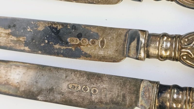 Charmigt set med 5 antika knivar i nysilver och dekorativa handtag