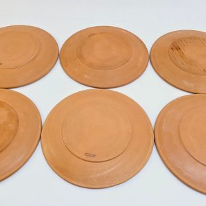 Set med 6 tallrikar från Klippan Keramik – Retro klassiker i jordnära toner