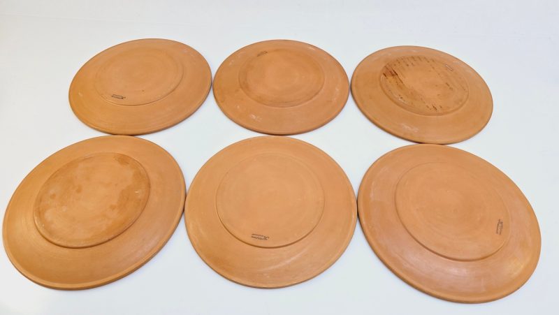 Set med 6 tallrikar från Klippan Keramik – Retro klassiker i jordnära toner