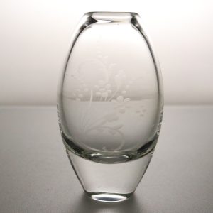 Handmålad Mjölkglasvas – 21 cm, Elegant och Unik