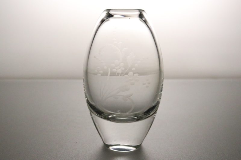 Elegant Glasvas med Graverad Design