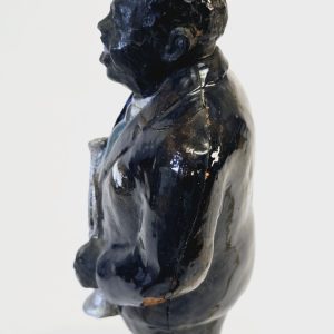 En unik keramikfigur föreställande en musiker med trumpet, tillverkad och signer