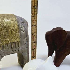 Samling av Dekorativa Elefantfigurer – Unik Blandning i Olika Material