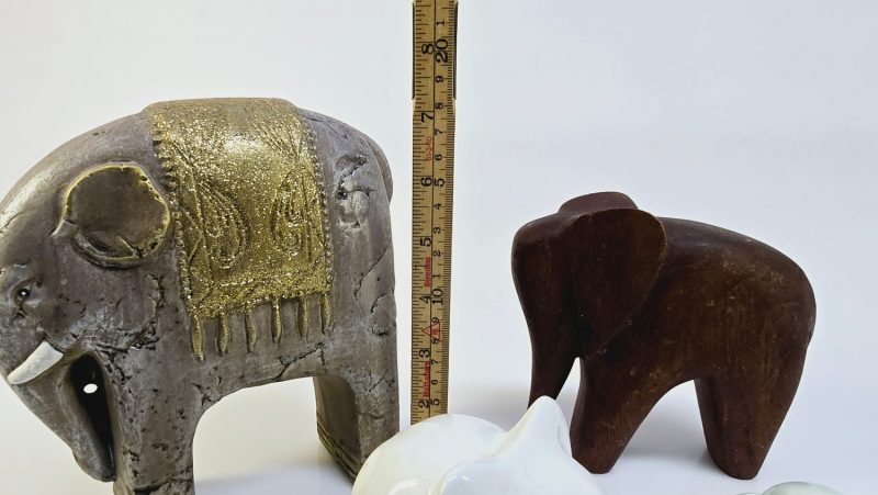 Samling av Dekorativa Elefantfigurer – Unik Blandning i Olika Material