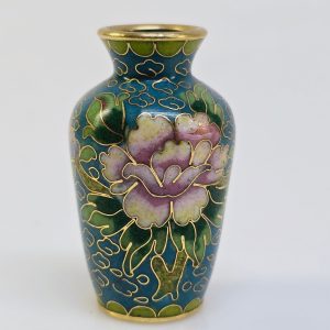 Elegant cloisonné-vas med blommotiv – ett klassiskt hantverk i miniatyr