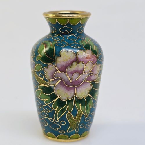 Elegant cloisonné-vas med blommotiv – ett klassiskt hantverk i miniatyr