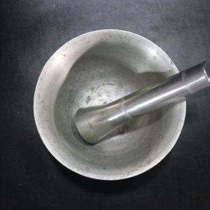 Mortel med mortelstöt , metall troligen aluminium