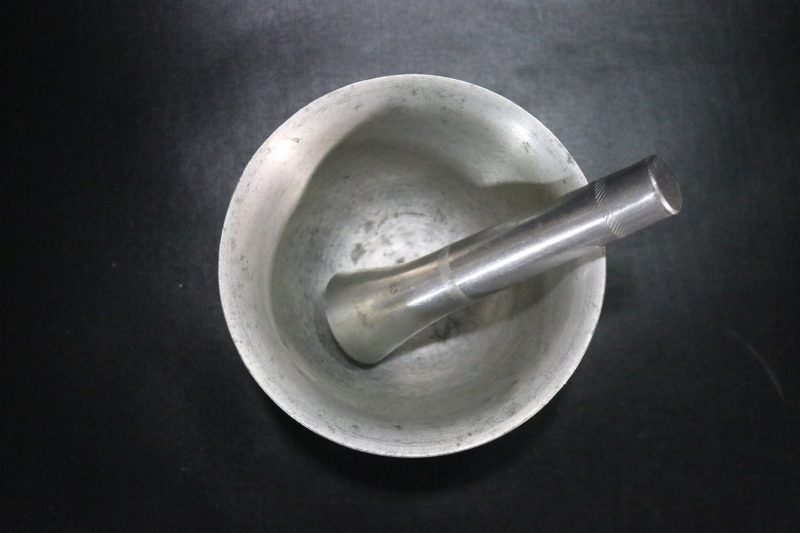 Mortel med mortelstöt , metall troligen aluminium