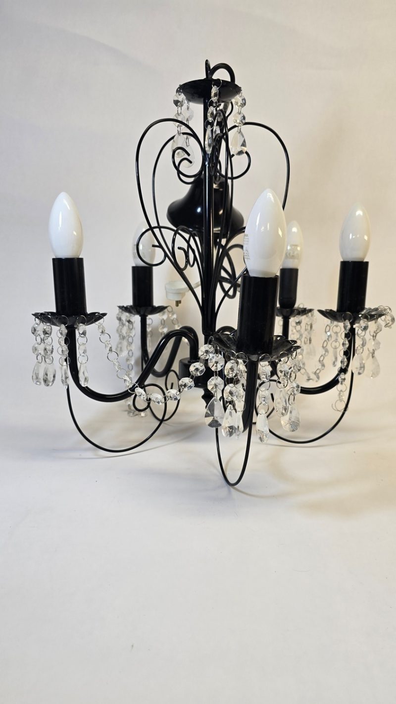 Elegant Taklampa med Glasprismor – Klassisk Charm och Tidlös Design