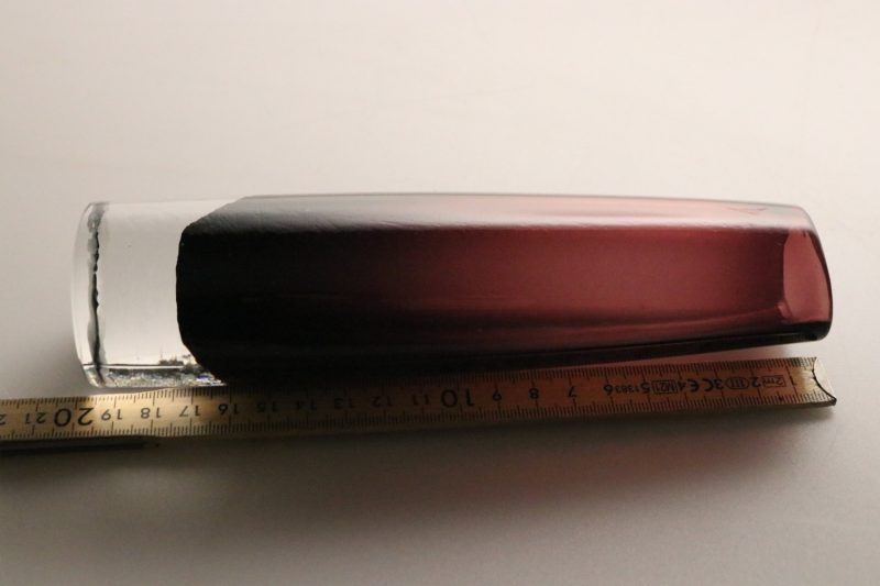 Elegant vas i rubinrött glas – 20 cm hög