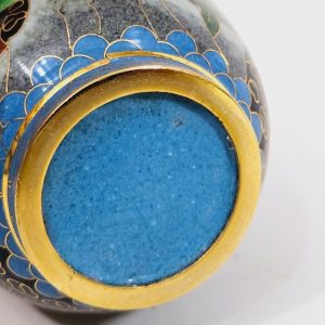 Elegant kinesisk cloisonnévas med blomstermotiv - Ett konstverk i emalj
