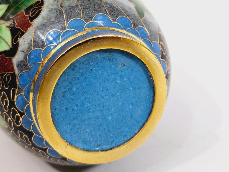 Elegant kinesisk cloisonnévas med blomstermotiv - Ett konstverk i emalj