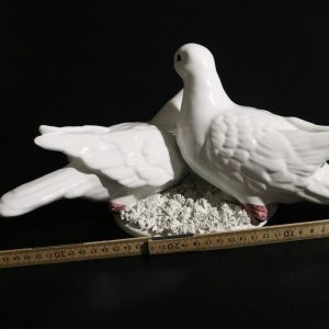 Elegant porslinsfigur av två duvor med rede – Made in Italy