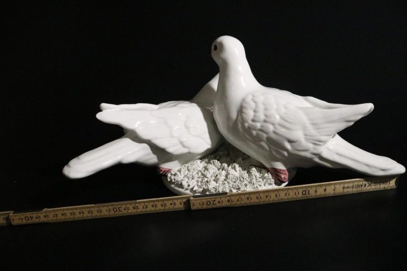 Elegant porslinsfigur av två duvor med rede – Made in Italy