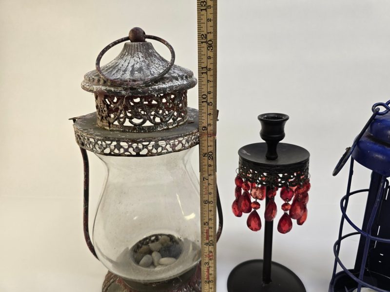 Set med tre ljushållare och lyktor – vintage och charmiga