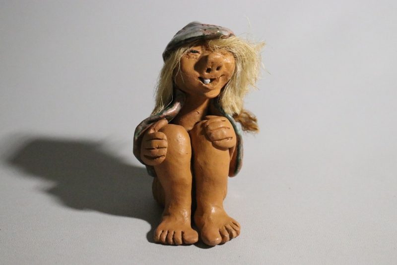 Handgjord Figur – Charmig Trollflicka, 13 cm