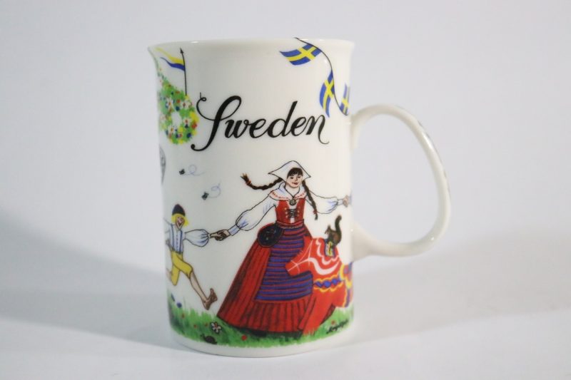 Charmig svensk mugg med folkdräktmotiv – Ett klassiskt samlarobjekt!