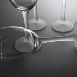 Eleganta Vinglas med Frostad Fot – Skandinavisk Stil och Raffinerad Design