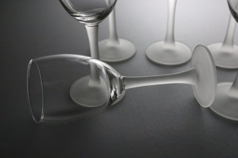 Eleganta Vinglas med Frostad Fot – Skandinavisk Stil och Raffinerad Design