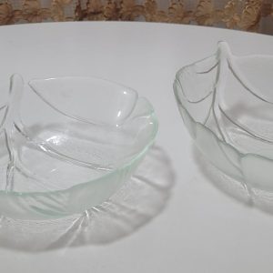 Ett par Salladsskålar i klart glas, kålblad design