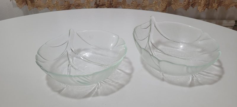 Ett par Salladsskålar i klart glas, kålblad design