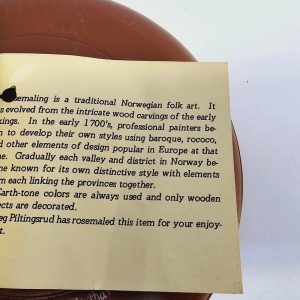 Handmålade Föremål med Norsk Rosmålning – Traditionellt Hantverk