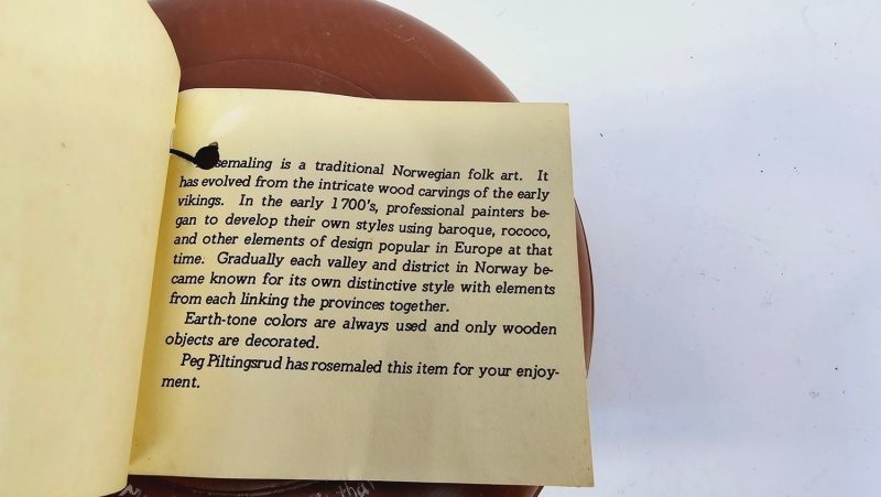 Handmålade Föremål med Norsk Rosmålning – Traditionellt Hantverk