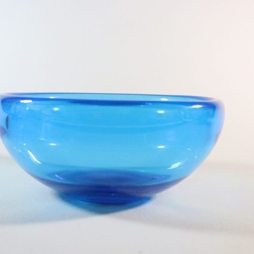 Blåfärgad glasskål, troligen från svensk glasbruk