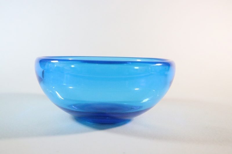 Blåfärgad glasskål, troligen från svensk glasbruk