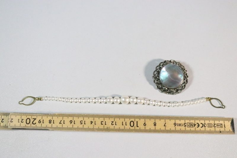 BROSCH och halsband, oidentifierad tillverkning