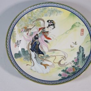SAMLARTALLRIK, porslin, "Pao-chai", handmålad av Zhao Huimin, Kina 1985