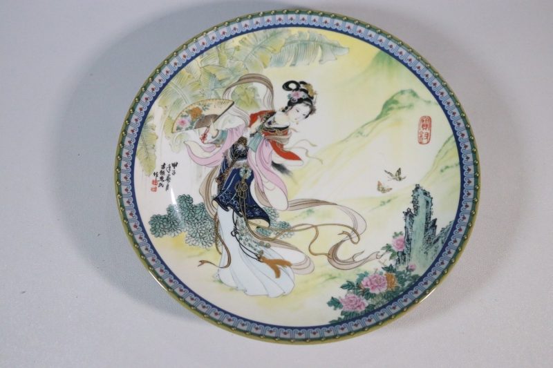 SAMLARTALLRIK, porslin, "Pao-chai", handmålad av Zhao Huimin, Kina 1985