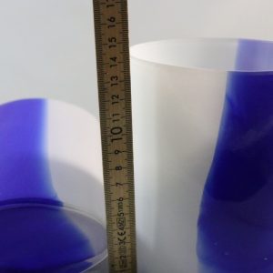 Ett par vaser, Blå och Mjölkvit konstglas, Mats Jonasson, Målerås Glasbruk