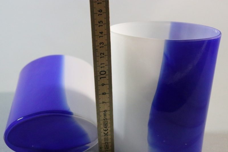 Ett par vaser, Blå och Mjölkvit konstglas, Mats Jonasson, Målerås Glasbruk