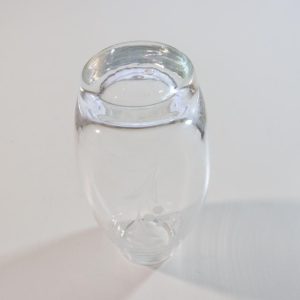 Vacker blomvas i glas med graverad dekor