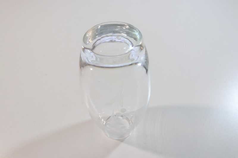 Vacker blomvas i glas med graverad dekor